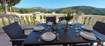 Villa spacieuse avec vue imprenable sur la mer