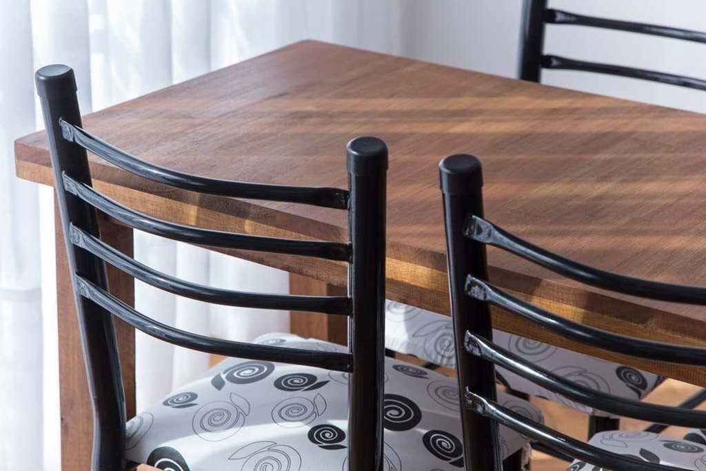 Uma mesa de jantar de madeira com cadeiras de metal preto.