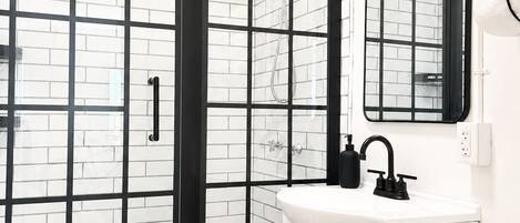 Douche, séchoir à cheveux, serviettes fournies, papier de toilette