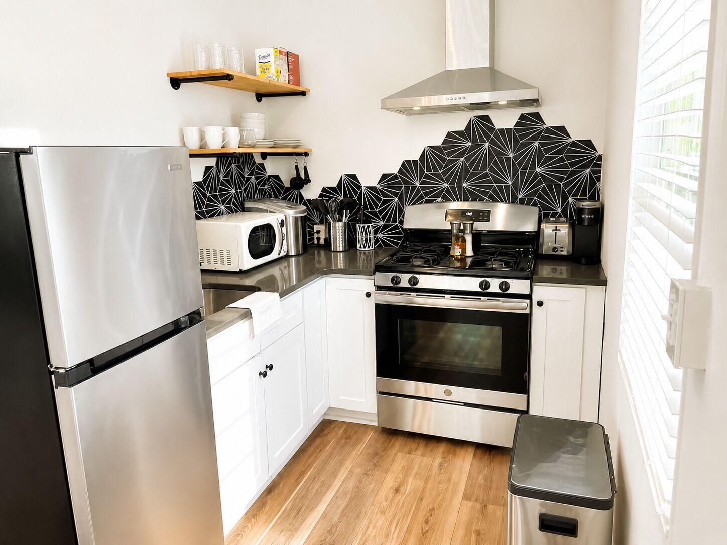 Frigorífico, microondas, horno y placa de cocina