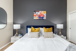 2 slaapkamers, een bureau, een strijkplank/strijkijzer, reisbedje