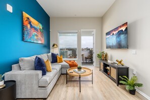 Una Smart TV, una chimenea, libros, una videoteca