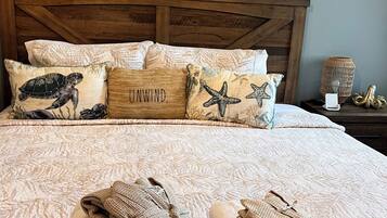 2 makuuhuonetta, tallelokero huoneessa, työpöytä, silitysrauta/-lauta