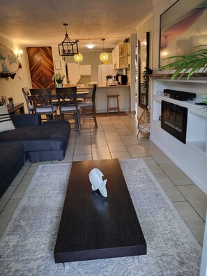 Smart TV, chimenea, libros y estéreo 