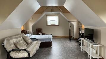 3 bedrooms, free WiFi, bed sheets, wheelchair access