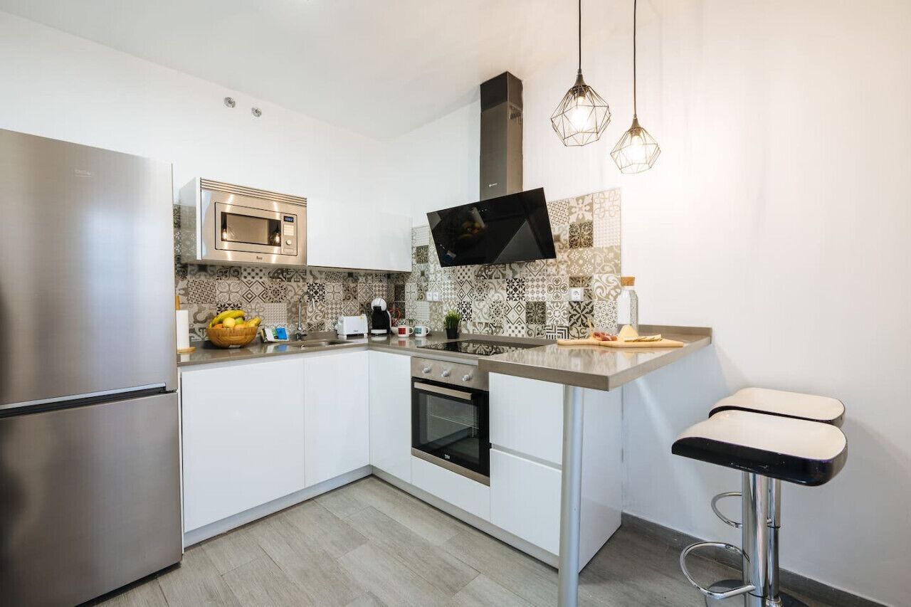 Geladeira, micro-ondas, fogão, cooktop