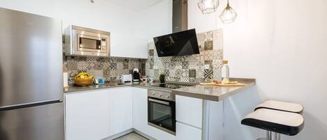 Réfrigérateur, micro-ondes, four, plaque de cuisson