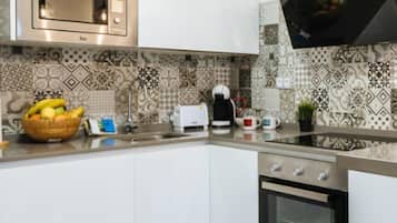 Een koelkast, een magnetron, een oven, een kookplaat