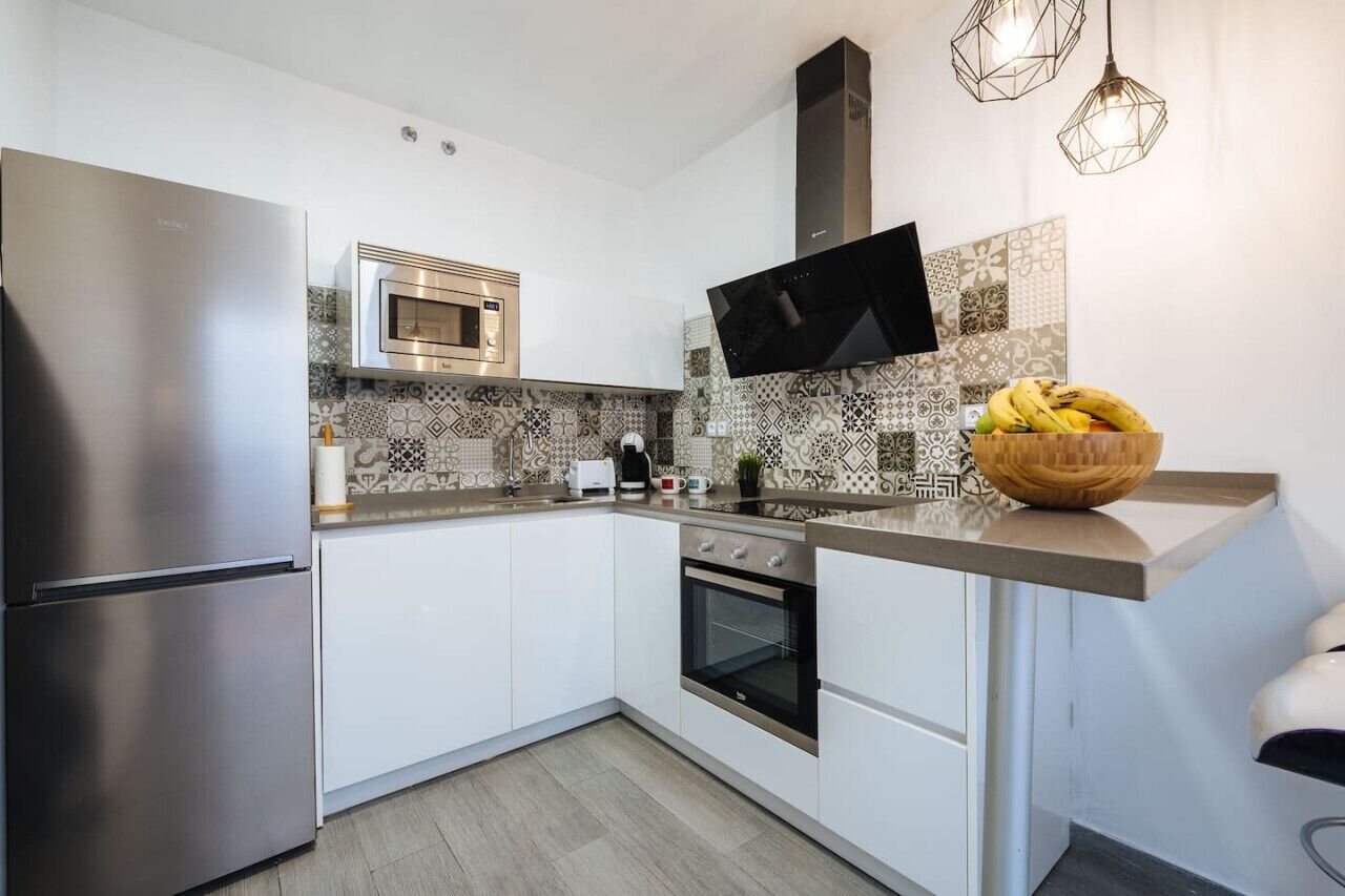 Frigorífico, microondas, horno y placa de cocina