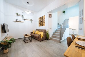 TV - The Secret To A Great Stay in Seville | 1' Giralda (Sevilla)