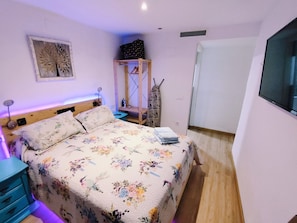 1 chambre, fer et planche Ă repasser