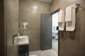 Habitació doble o amb dos llits individuals Comfort | Bany | Dutxa, articles de tocador gratuïts, assecador de cabells i sabatilles