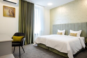 Kamar Double atau Twin Comfort | Busa memori, minibar, meja kerja, dan ruang kerja ramah laptop