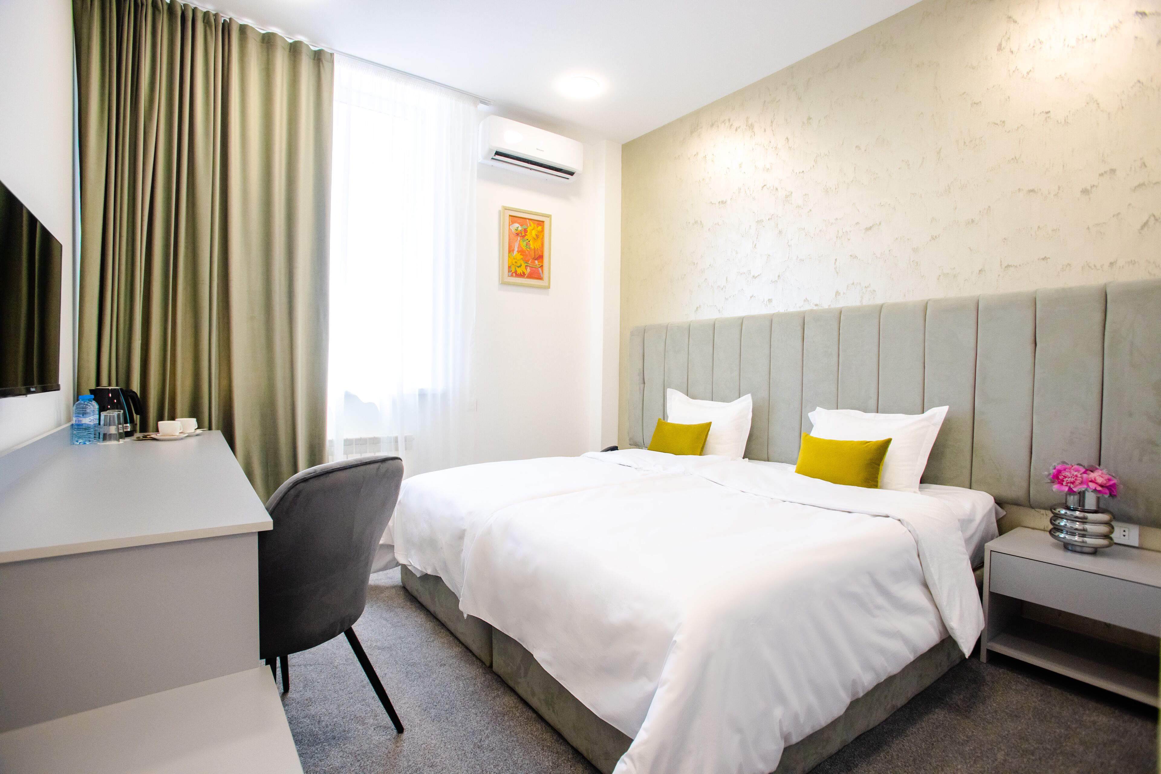 Kamar Double atau Twin Comfort | Busa memori, minibar, meja kerja, dan ruang kerja ramah laptop