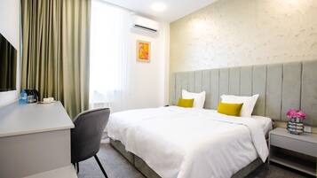 Comfort Double or Twin Room | Memory foam beds, minibar, desk, laptop workspace