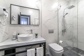 Camera Comfort con letto matrimoniale o 2 letti singoli | Bagno | Doccia, set di cortesia gratuito, asciugacapelli, pantofole