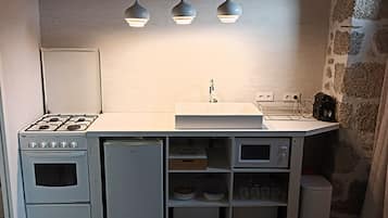 Frigorífico, microondas, horno y placa de cocina