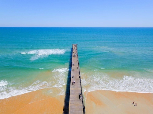 Relaxing HEATED Pool~Night of Lights & Beach Spot~Close drive to Beach & Town