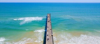 Relaxing HEATED Pool~Night of Lights & Beach Spot~Close drive to Beach & Town