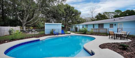 Outdoor pool, a heated pool