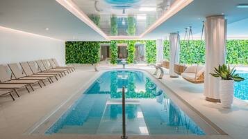 2 kolam renang tertutup