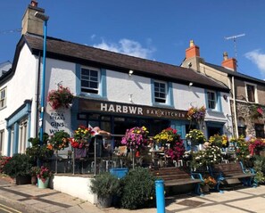 Exterior - Spacious 4 Bedroom Farmhouse (Kilgetty)