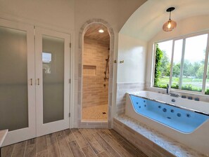 Haartrockner, Handtücher, Seife, Shampoo