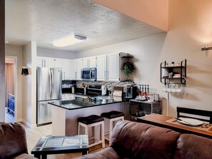 Interior - Lovely 2-Bedroom Condo w/ View, Pool, Balcony & BBQ (Eden)