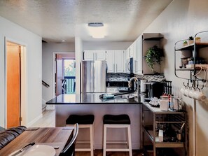 Microondas, horno, parrilla de estufa y lavavajillas 