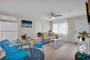 Smart TV - Relaxing HEATED Pool Apt ~ Night of Lights & Beach (St. Augustine)