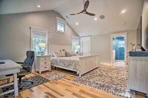 6 bedrooms, desk, WiFi, bed sheets