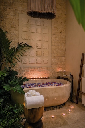Designer toiletries, hair dryer, bathrobes, towels - Hotel Olbil (Valladolid)