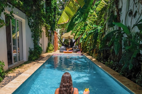 Una piscina al aire libre, tumbonas