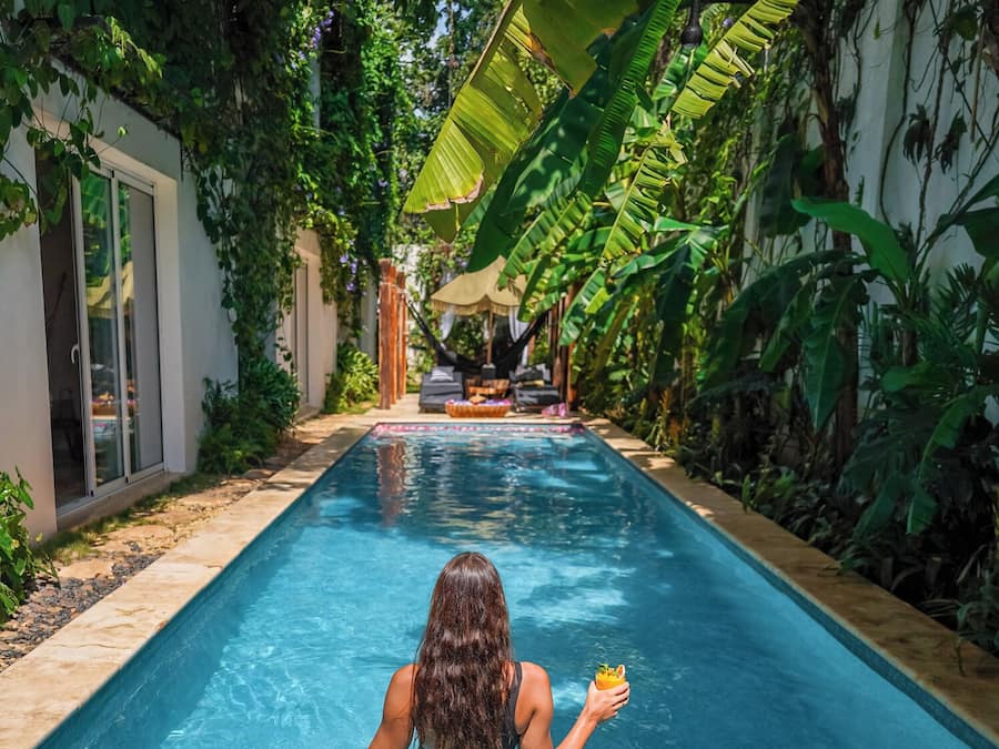 Una piscina al aire libre, tumbonas