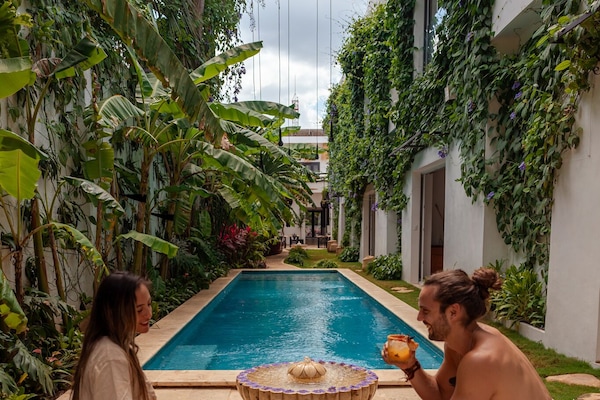 Açık yüzme havuzu, şezlonglar