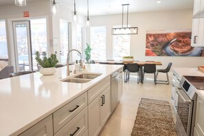 ثلاجة، ميكروويف، فرن، موقد طهي مسطح