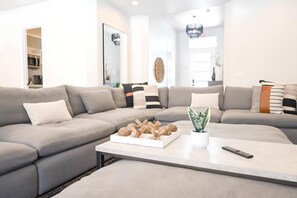 تلفزيون ذكي، مدفأة، ستيريو