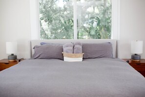 3 habitaciones, escritorio y tabla de planchar con plancha 