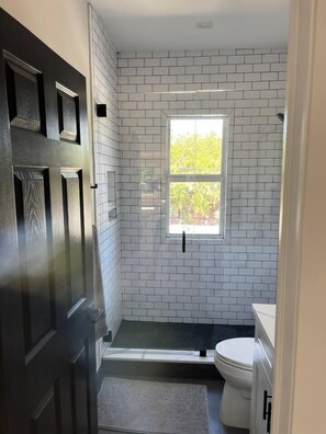Dusche, Haartrockner, Handtücher