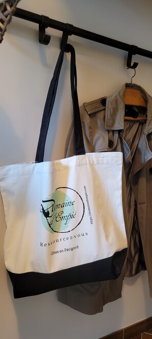 2 quartos, ferros/tábuas de passar roupa, berço de viagem