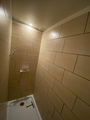 Een douche, een haardroger, handdoeken, zeep