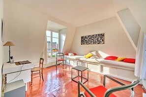 TV - Eiffel Tower views - Bright - Spacious, calm apartment with elegant decoration (Paris)