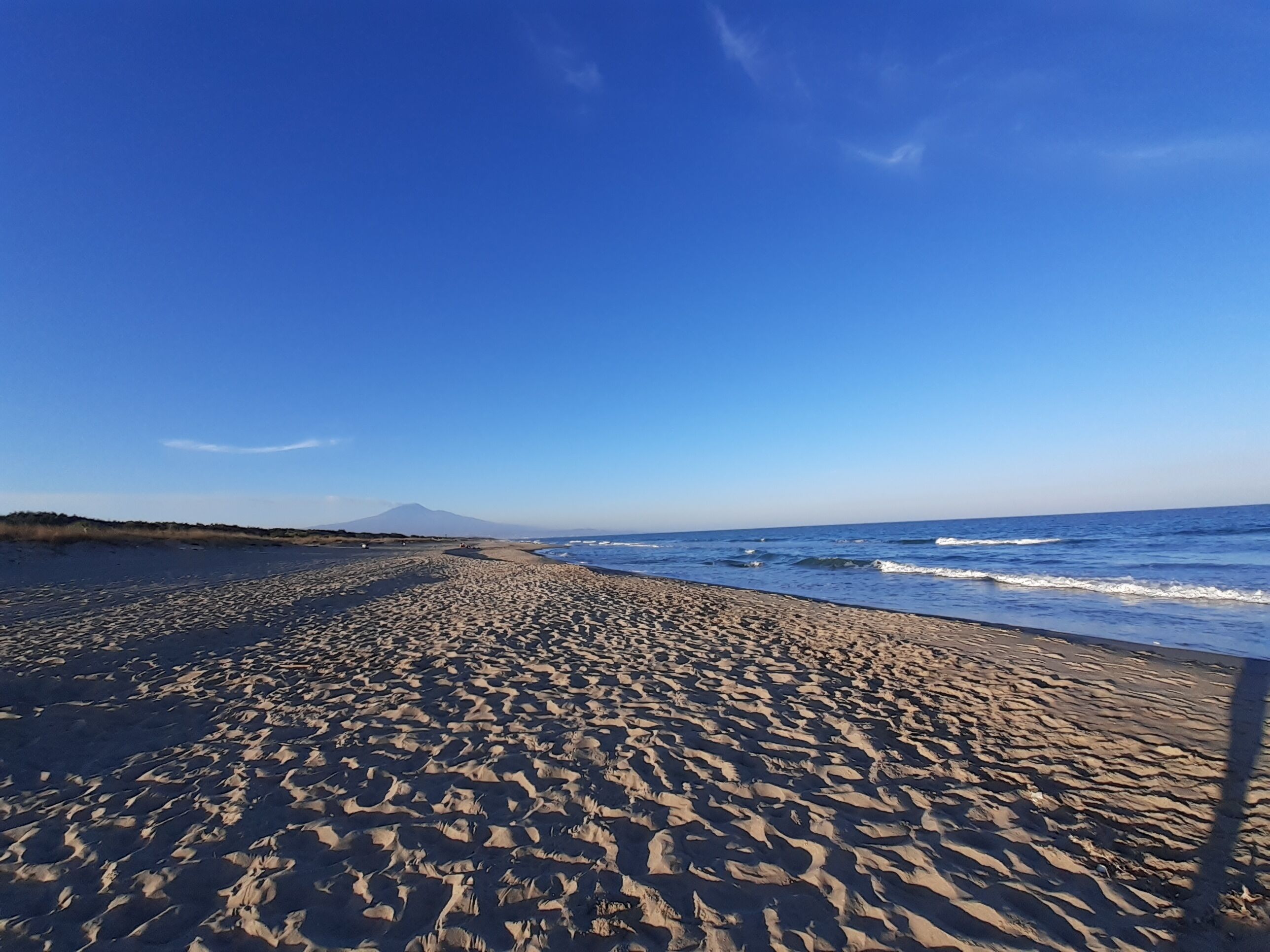 Nära stranden och solstolar