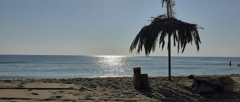 Perto da praia, espreguiçadeiras