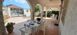 Outdoor dining - Villa on the beach and sea, with garden and internal parking, view of Etna (Villaggio San Leonardo)