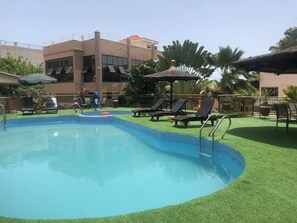 2 bars/lounges