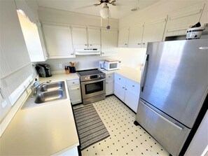 Fridge, oven, stovetop, dishwasher