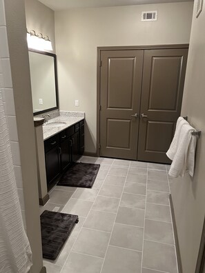 Towels, soap, toilet paper - Cozy 1br apartment in Energy Corridor (Houston)