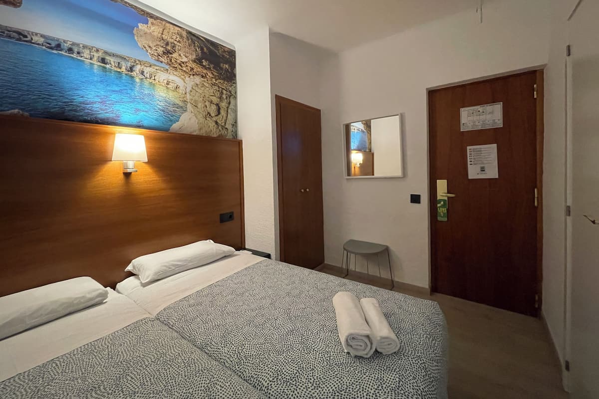 Chambre Ăconomique | Couette en duvet d'oie, matelas mĂ©moire de forme