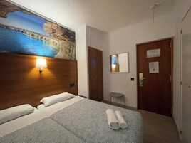 Economy-huone | Untuvapeitot, memory foam -patjalliset sängyt